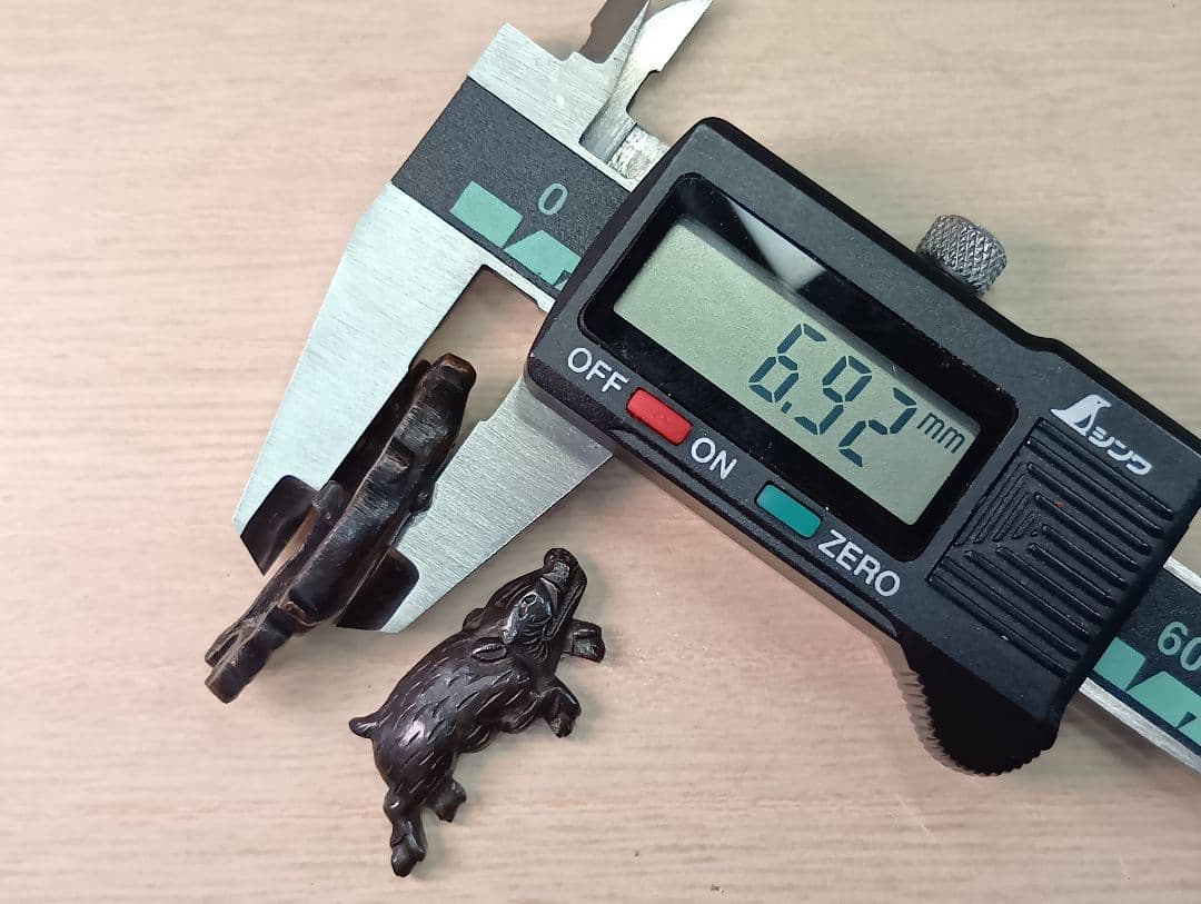 煙草入れ／猪目貫／前金具