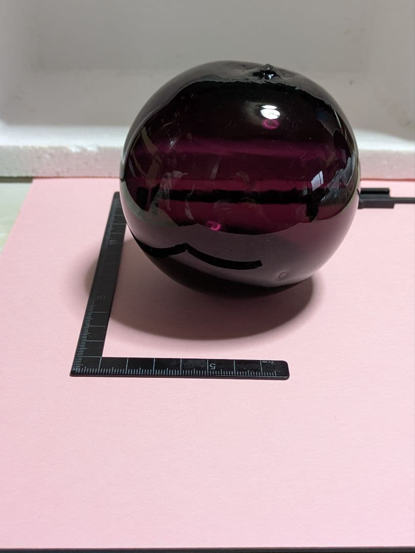 ガラスの浮き玉です。サイズは約90㍉×90㍉です。ワインレッドカラー新品未使用！
