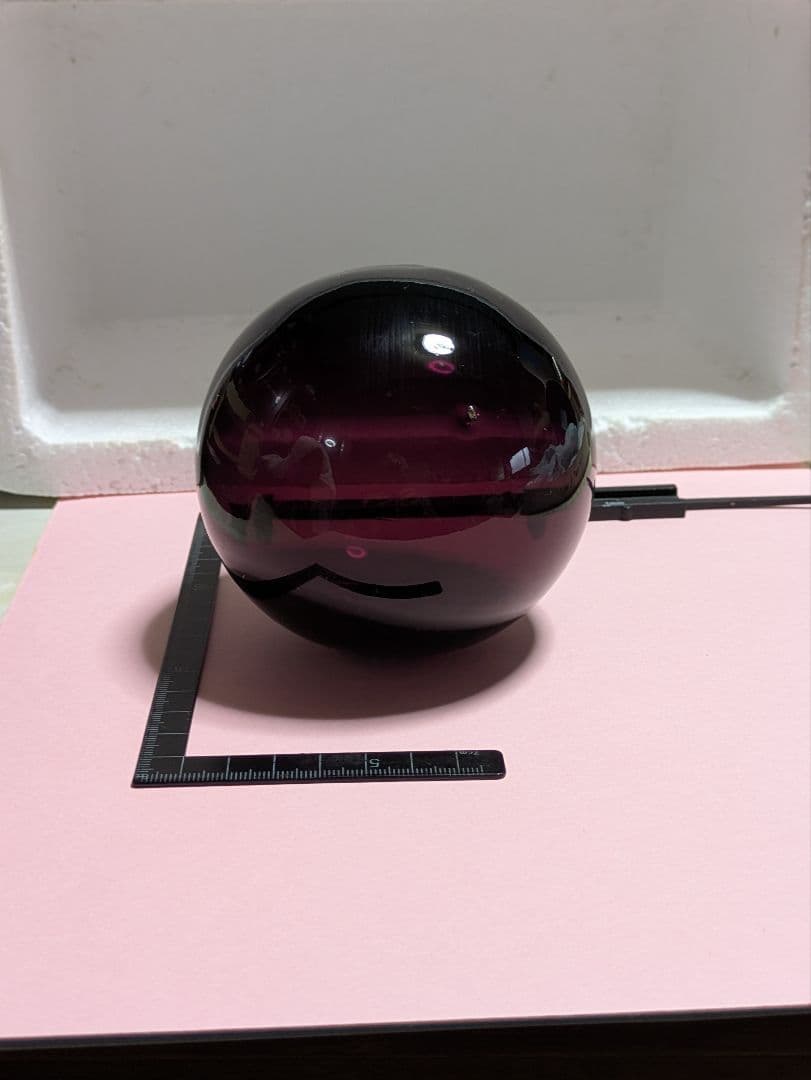 ガラスの浮き玉です。サイズは約90㍉×90㍉です。ワインレッドカラー新品未使用！