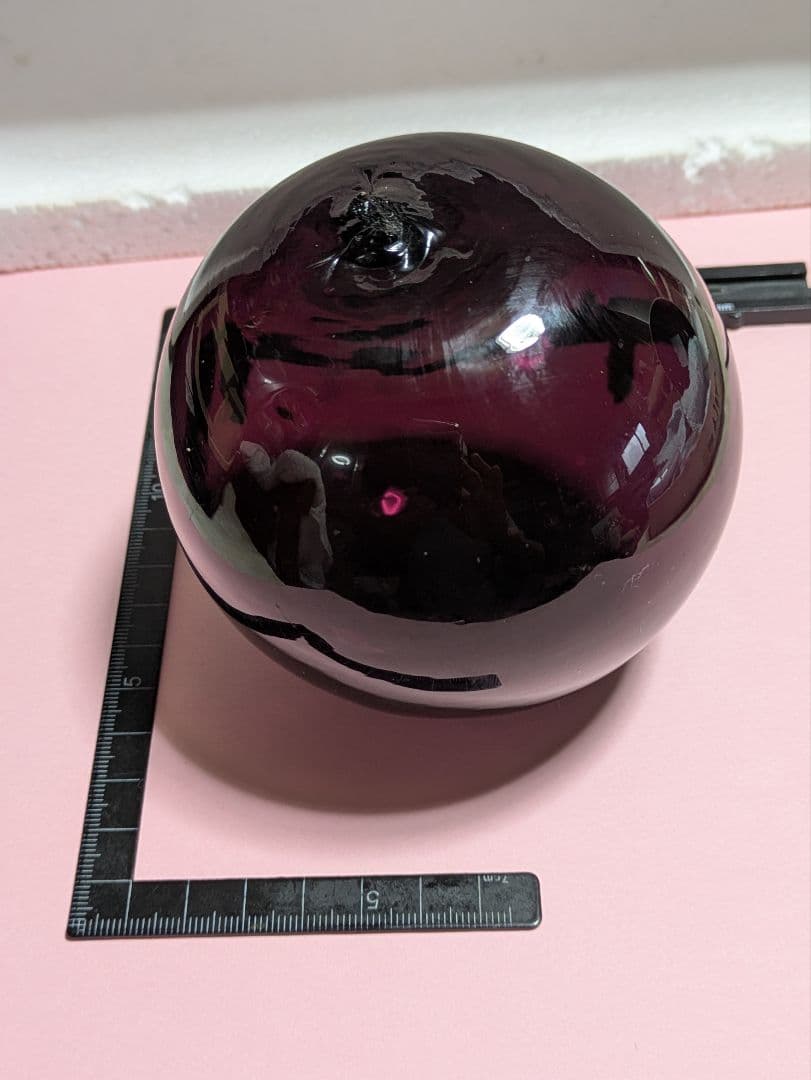 ガラスの浮き玉です。サイズは約90㍉×90㍉です。ワインレッドカラー新品未使用！