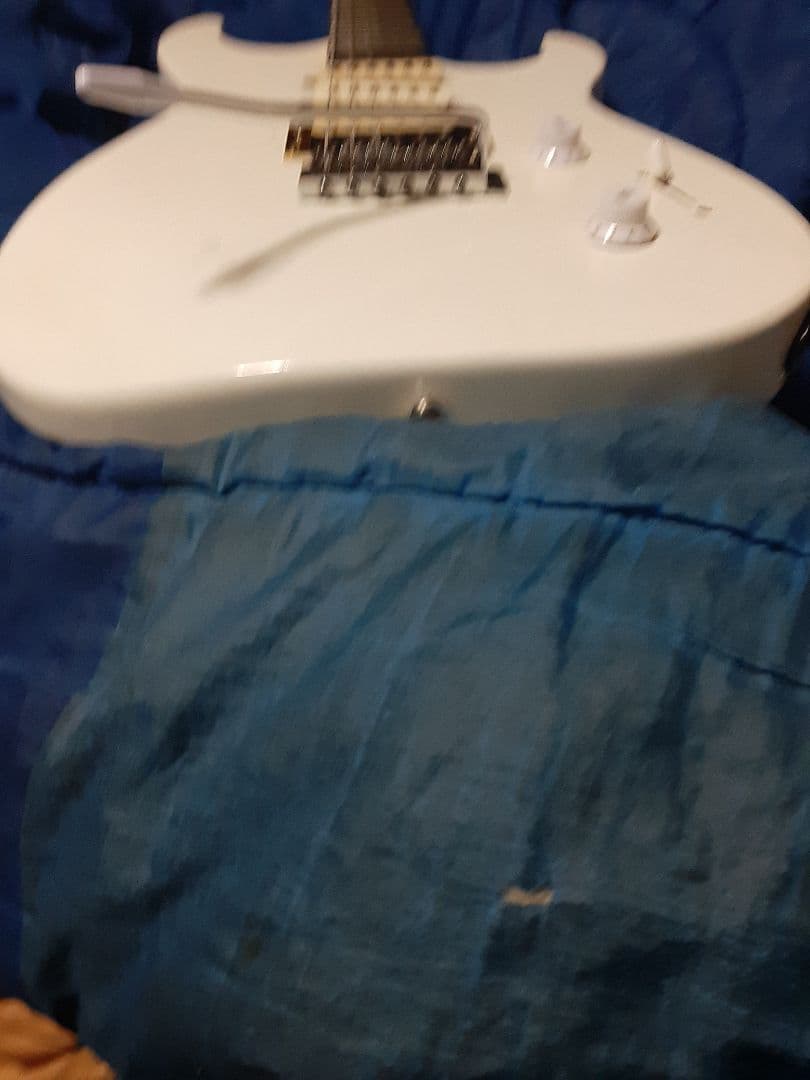 ジャンク世界に1本ＡＩＹストラトタイプギターSSH白24F調整済