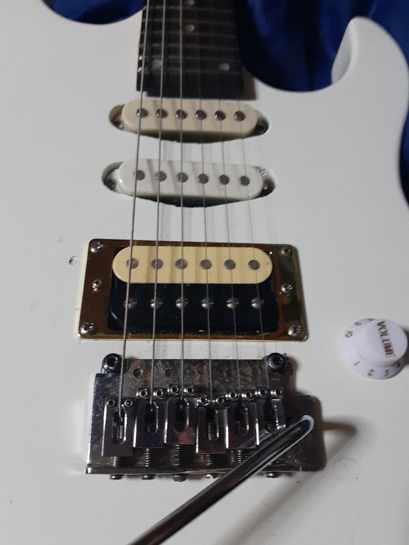 ジャンク世界に1本ＡＩＹストラトタイプギターSSH白24F調整済