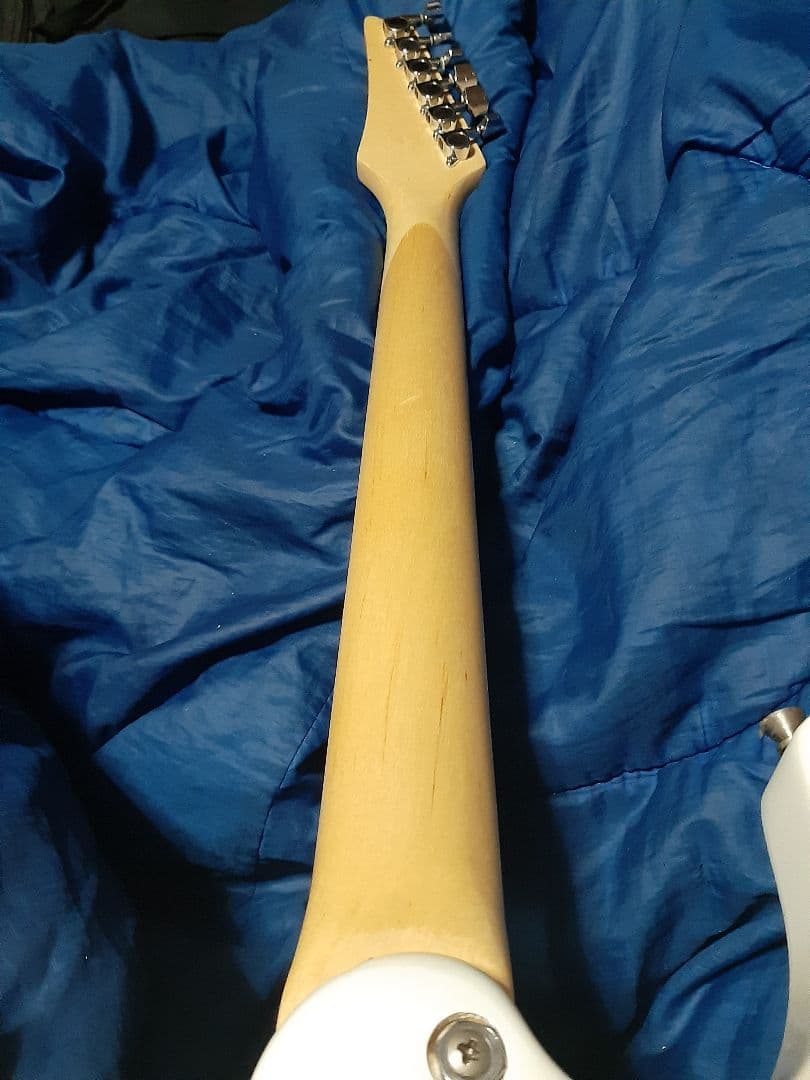 ジャンク世界に1本ＡＩＹストラトタイプギターSSH白24F調整済
