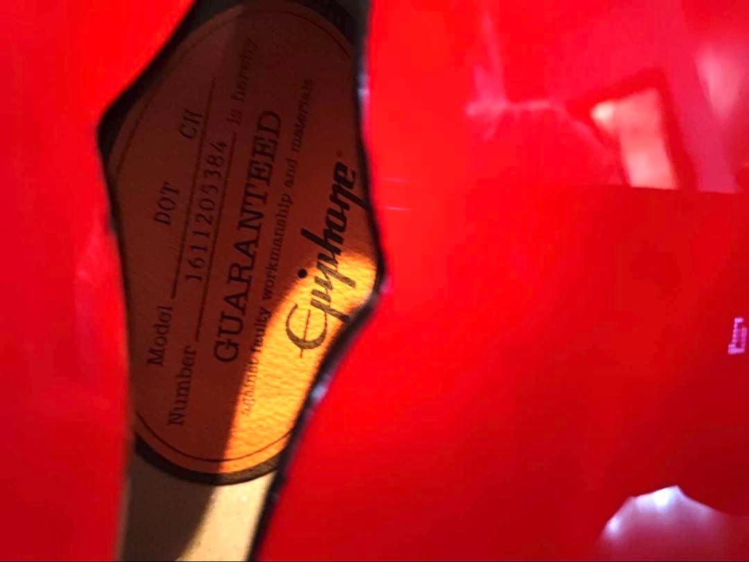 赤いセミホローボディエレキギター