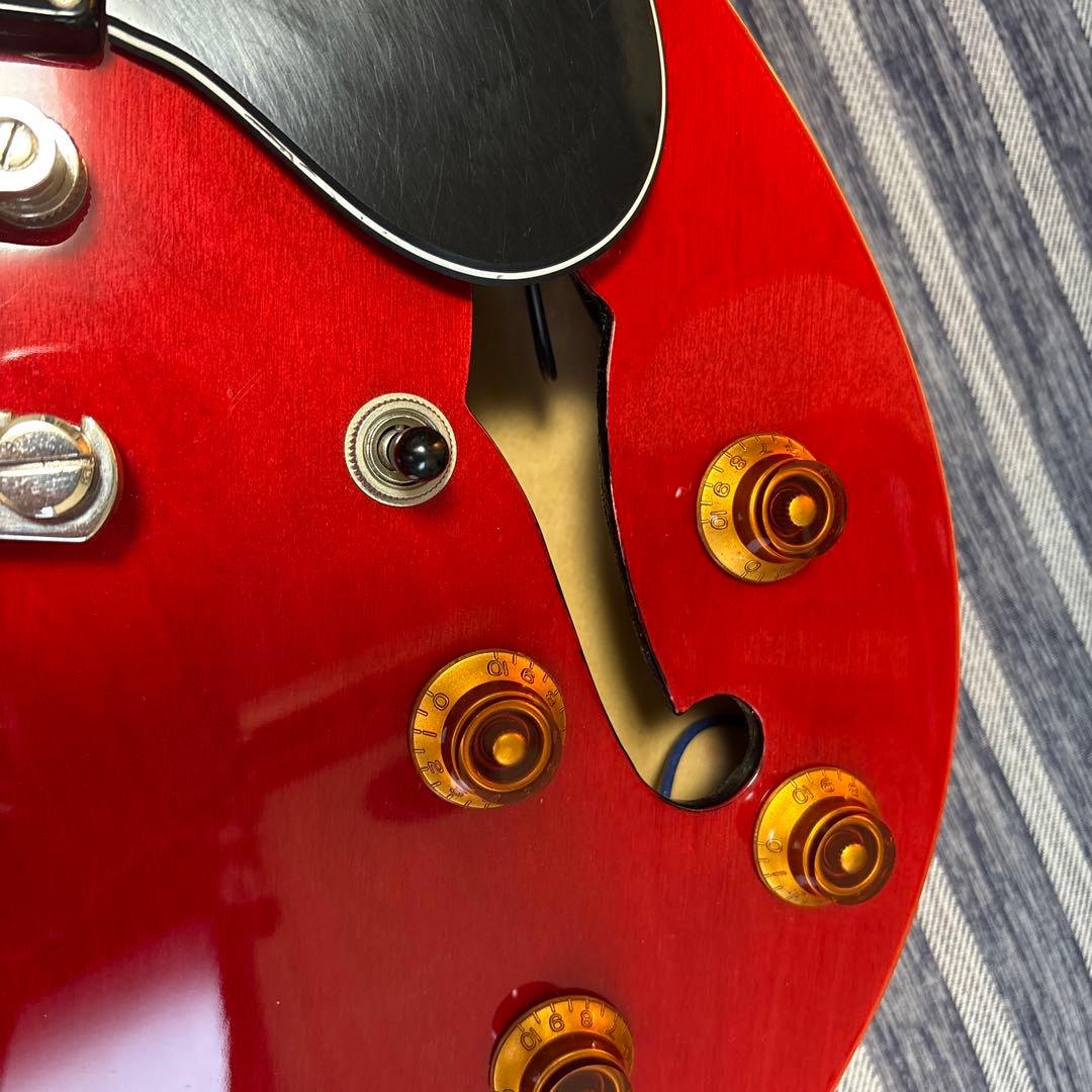 赤いセミホローボディエレキギター