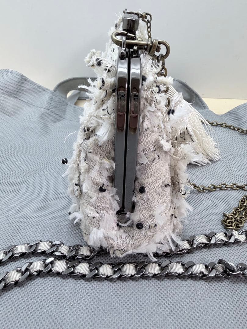 京都カドゥ　ホワイトタッセルショルダーバッグ