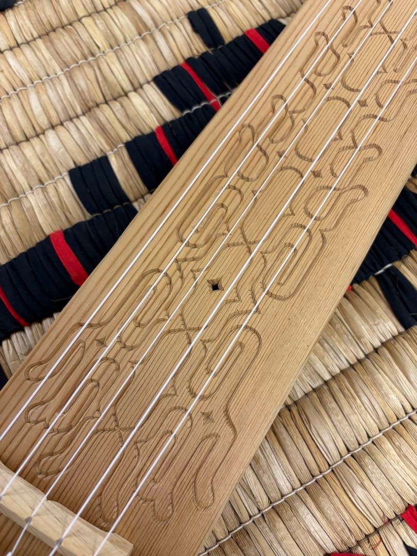 アイヌ　トンコリ　初心者向け　専用ケース付き　替え弦入り　彫刻入り　アイヌ紋様