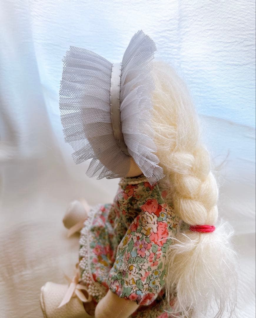 ウォルドルフ人形　白い髪の女の子