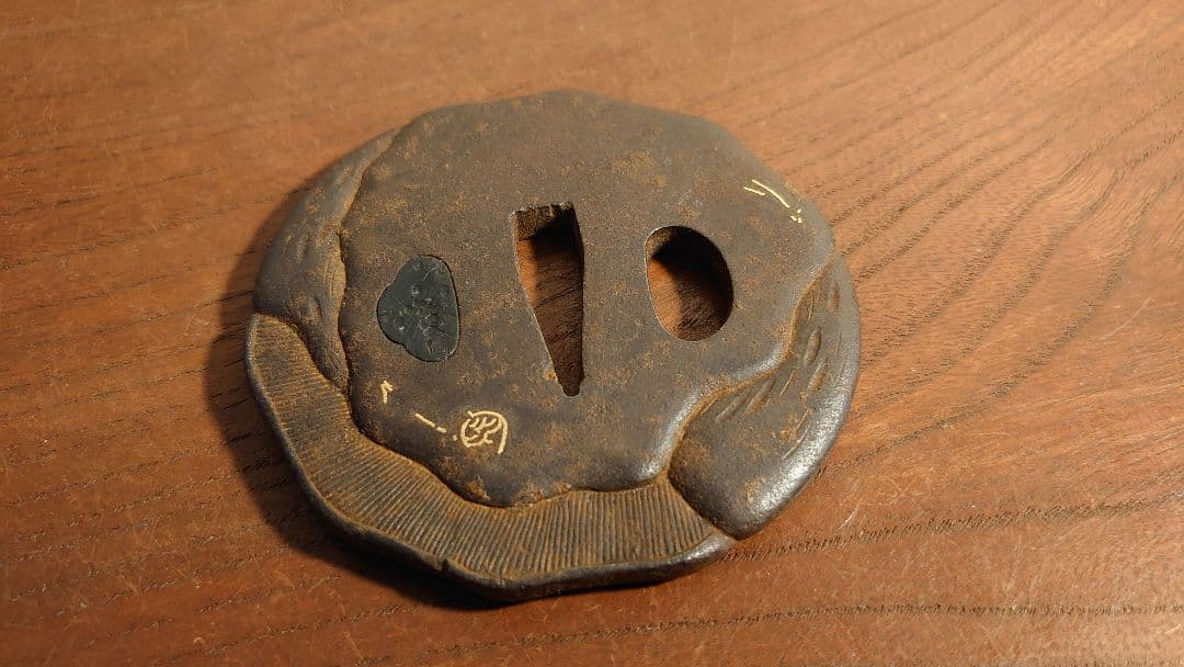 武具 鍔　金象嵌　象嵌　脇差 目貫 丸形 アンティーク刀剣　装具　刀装具　１客