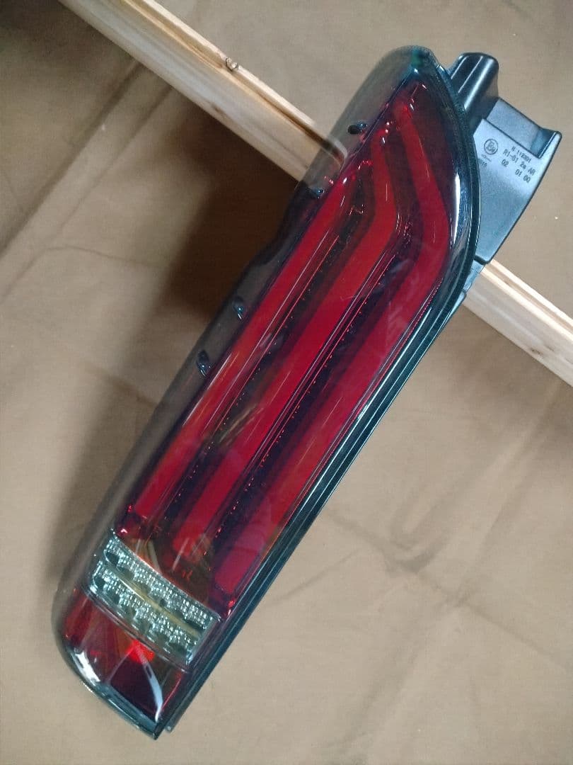 ◯ハイエース　テールランプ