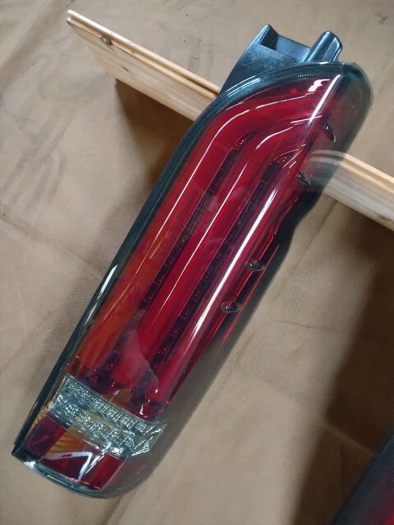 ◯ハイエース　テールランプ