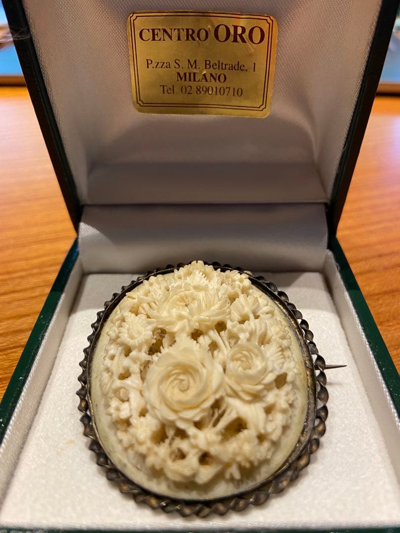 希少　アンティーク　ボーンアート　手彫りブローチk