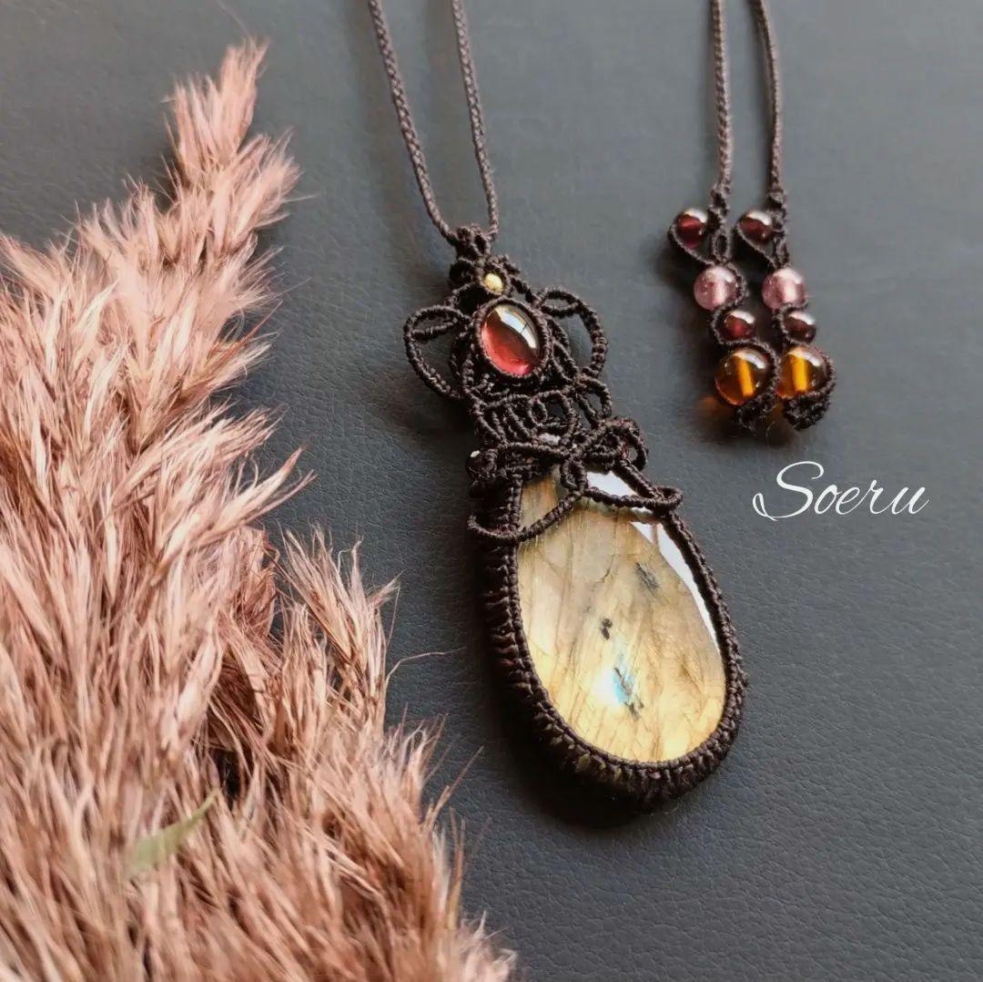 ラブラドライト＆ガーネットのマクラメ編みネックレス　ペンダント　天然石