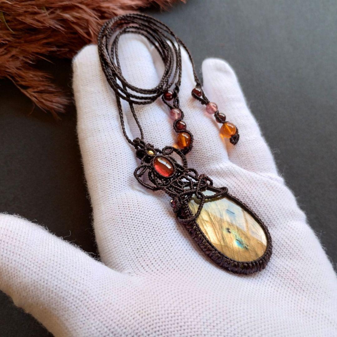 ラブラドライト＆ガーネットのマクラメ編みネックレス　ペンダント　天然石