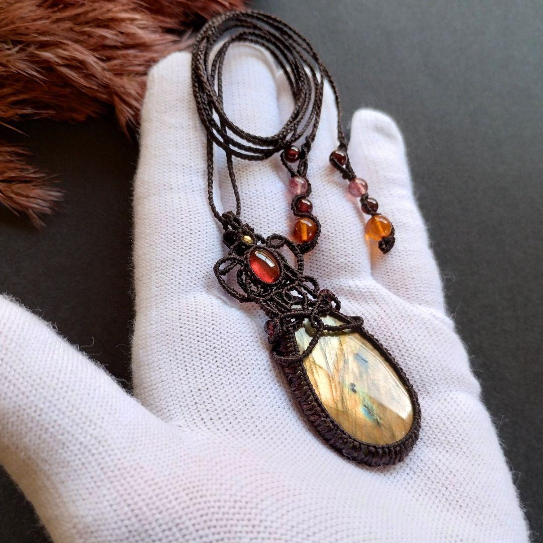 ラブラドライト＆ガーネットのマクラメ編みネックレス　ペンダント　天然石
