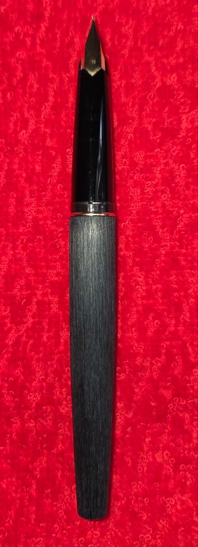 画像に写っているのは、モンブラン 220という万年筆です。1970年代に製造