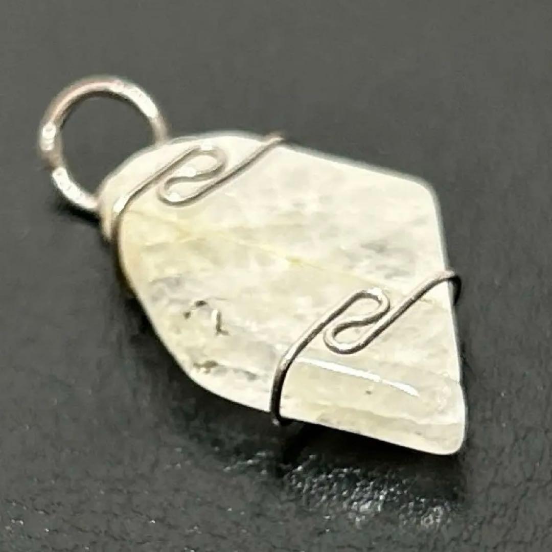 H&E社フェナカイト(AZOZEO) ワイヤーラップ ペンダントトップ 3.6g