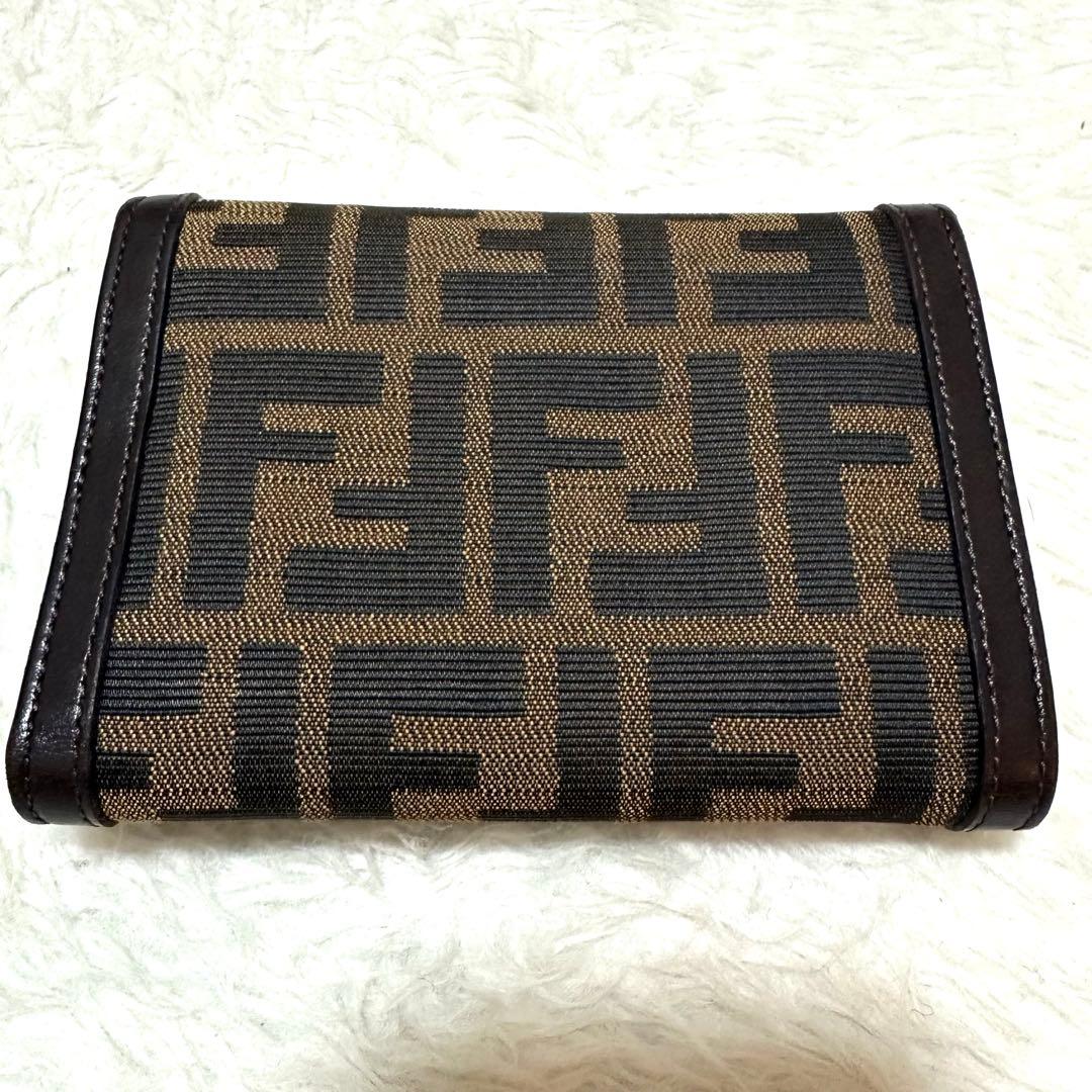 FENDI✨フェンディ　三つ折り財布 ズッカ　ロゴ入り　ユニセックス　ブラウン