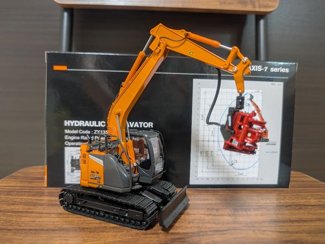 日立建機 ZX135US-7 1/50 林業仕様、ハーベスター仕様　ZAXIS