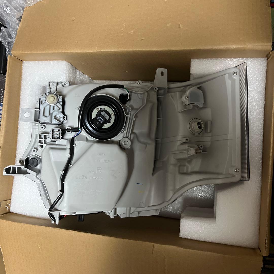 「新車外し」　ハイエース　ダークプライムII 純正ヘッドライト左右セット