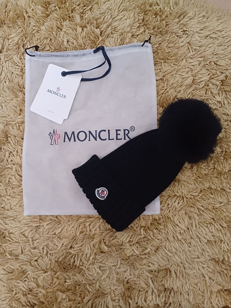 れ極美品MONCLER リアルファーポンポン付きビーニーBERNE