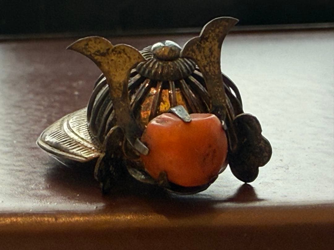 骨董 根付 兜 銀製 赤珊瑚玉付 極上 手彫 金属工芸 江戸時代 4cm