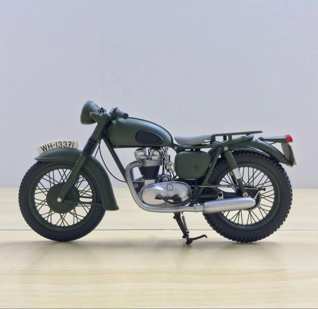 ミニチャンプス トライアンフ TR6 1/12スケール