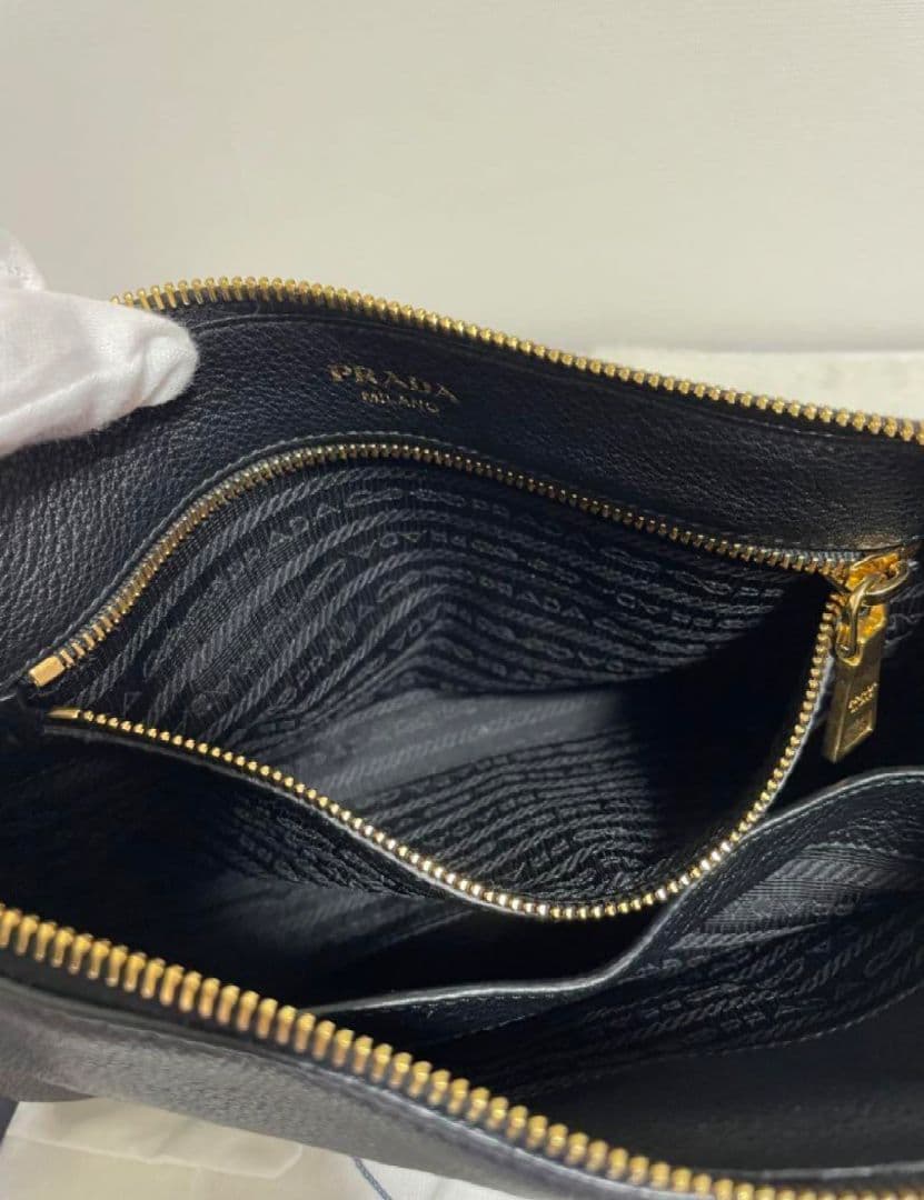 PRADA 　プラダ　斜め下げバッグ　2wayストラップ