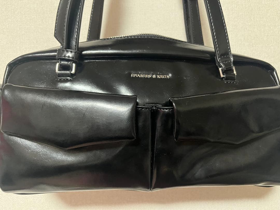 チャールズアンドキース レイチェルイロンゲイテッドマルチポケットショルダーバッグ