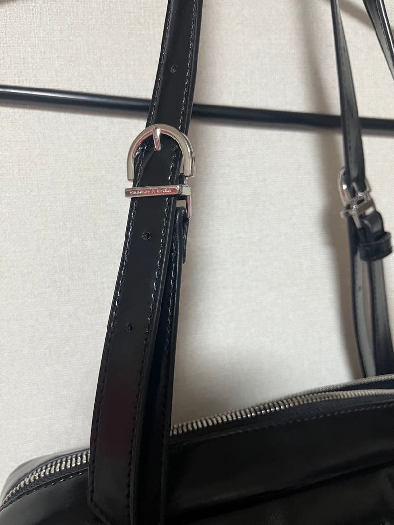 チャールズアンドキース レイチェルイロンゲイテッドマルチポケットショルダーバッグ