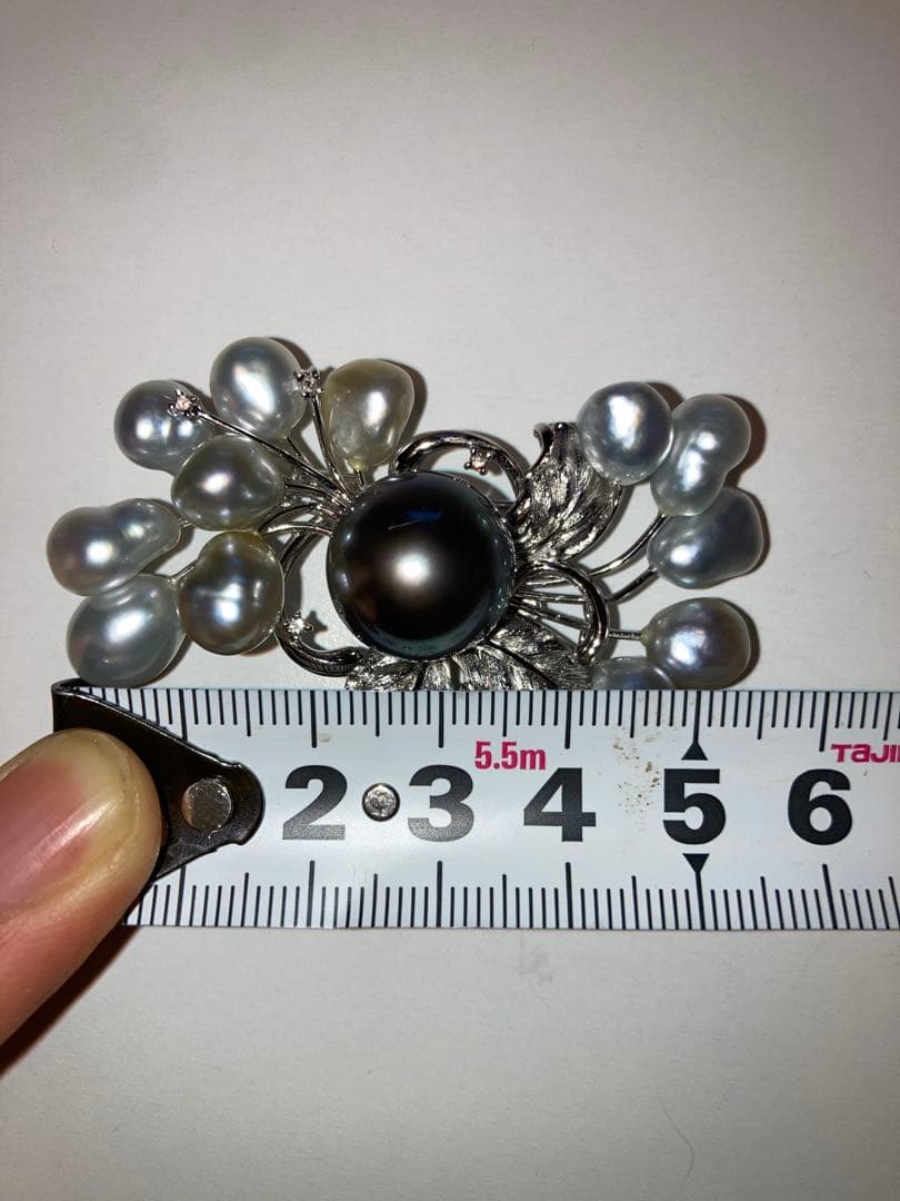 K14WGダイヤモンド 黒真珠 花モチーフ ブローチ