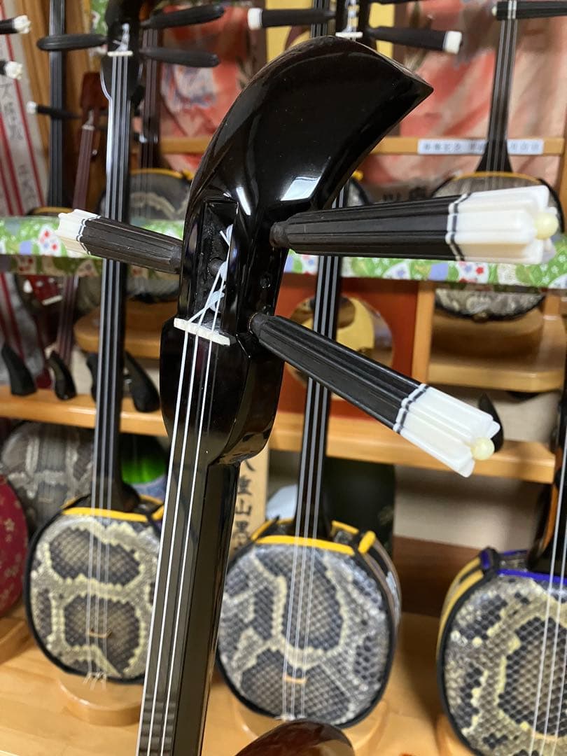 沖縄三線貴重八重山黒木与那城型本皮一枚張りスンチ塗り期間限定出品