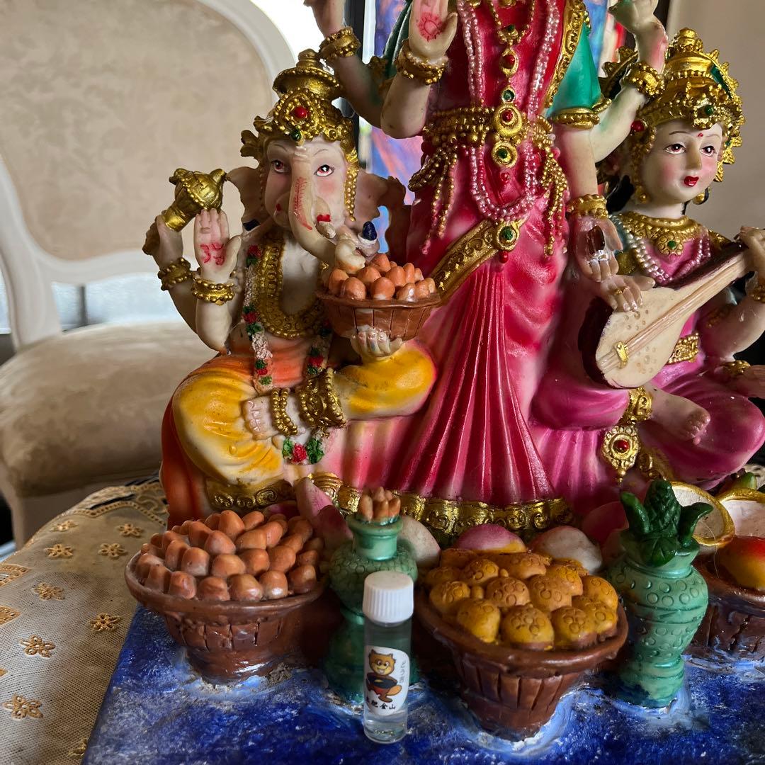 ラクシュミー女神様　置物　ガネーシャ　サラスワティ　幸運　豊穣　美を司どります。