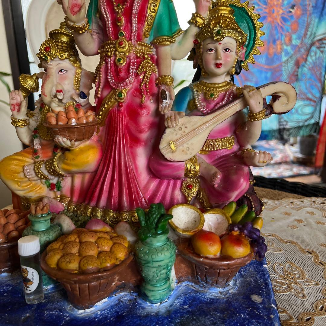 ラクシュミー女神様　置物　ガネーシャ　サラスワティ　幸運　豊穣　美を司どります。