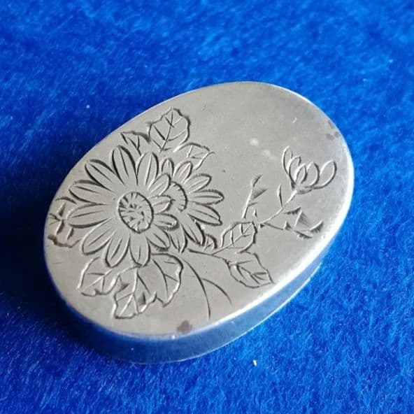 逸品　仁丹ケース④　銀張り　片切り彫　仁丹入れ　ピルケース　明治大正昭和　和骨董