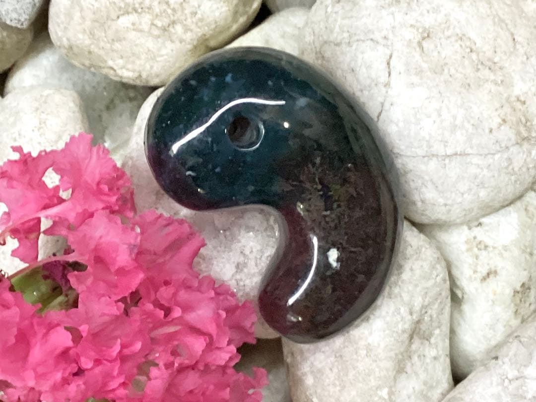 ✳出雲勾玉　1万個に1個しか無いレア勾玉‼️花仙山瑪瑙*芯部位の超極上色彩　鑑別書