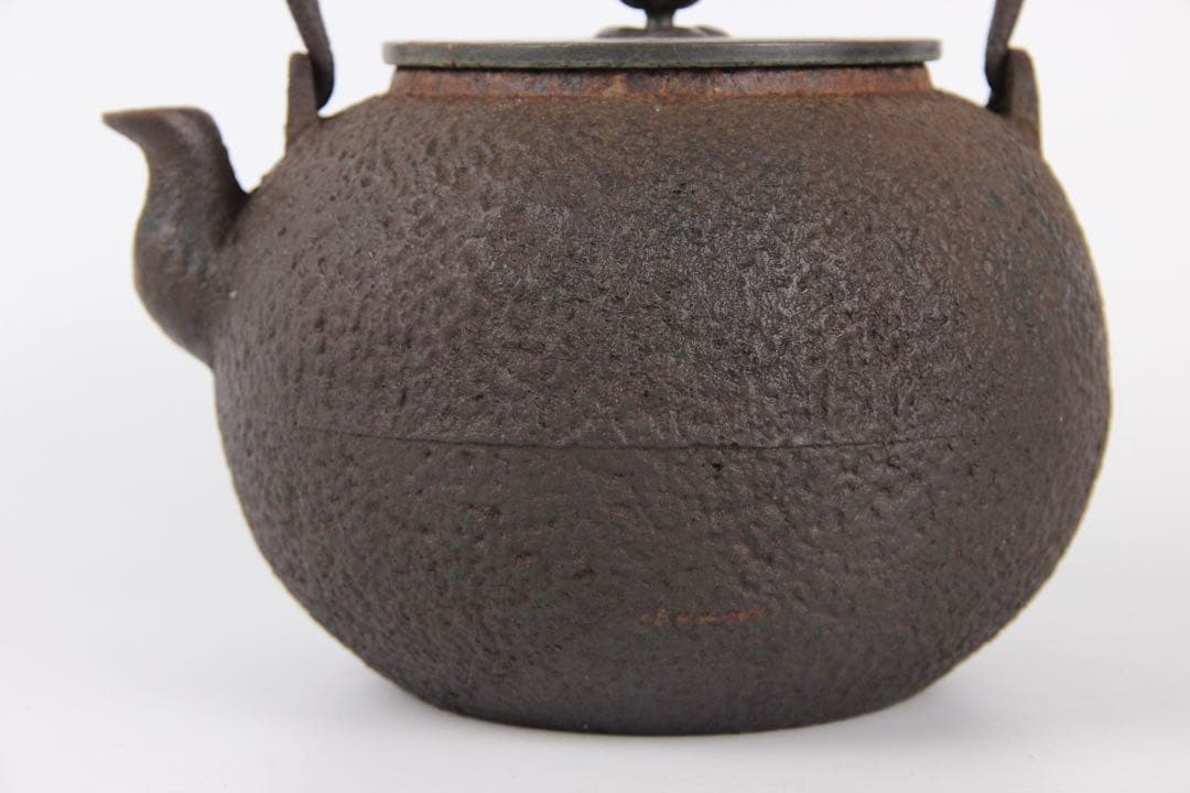 龍文堂造 鉄瓶 日丸形 銀摘 茶道具 約1200ml　岩肌 EL11-26