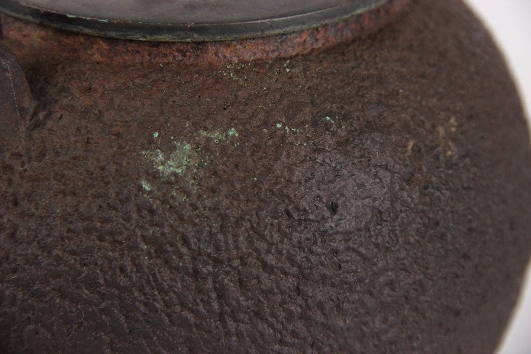 龍文堂造 鉄瓶 日丸形 銀摘 茶道具 約1200ml　岩肌 EL11-26