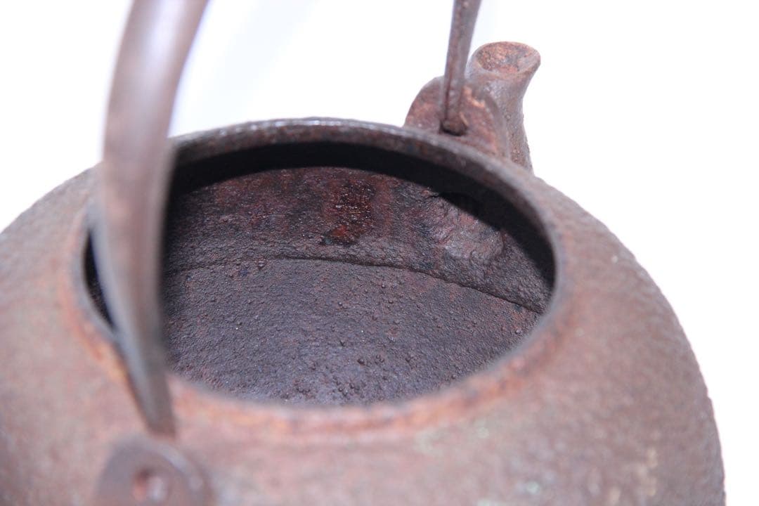 龍文堂造 鉄瓶 日丸形 銀摘 茶道具 約1200ml　岩肌 EL11-26