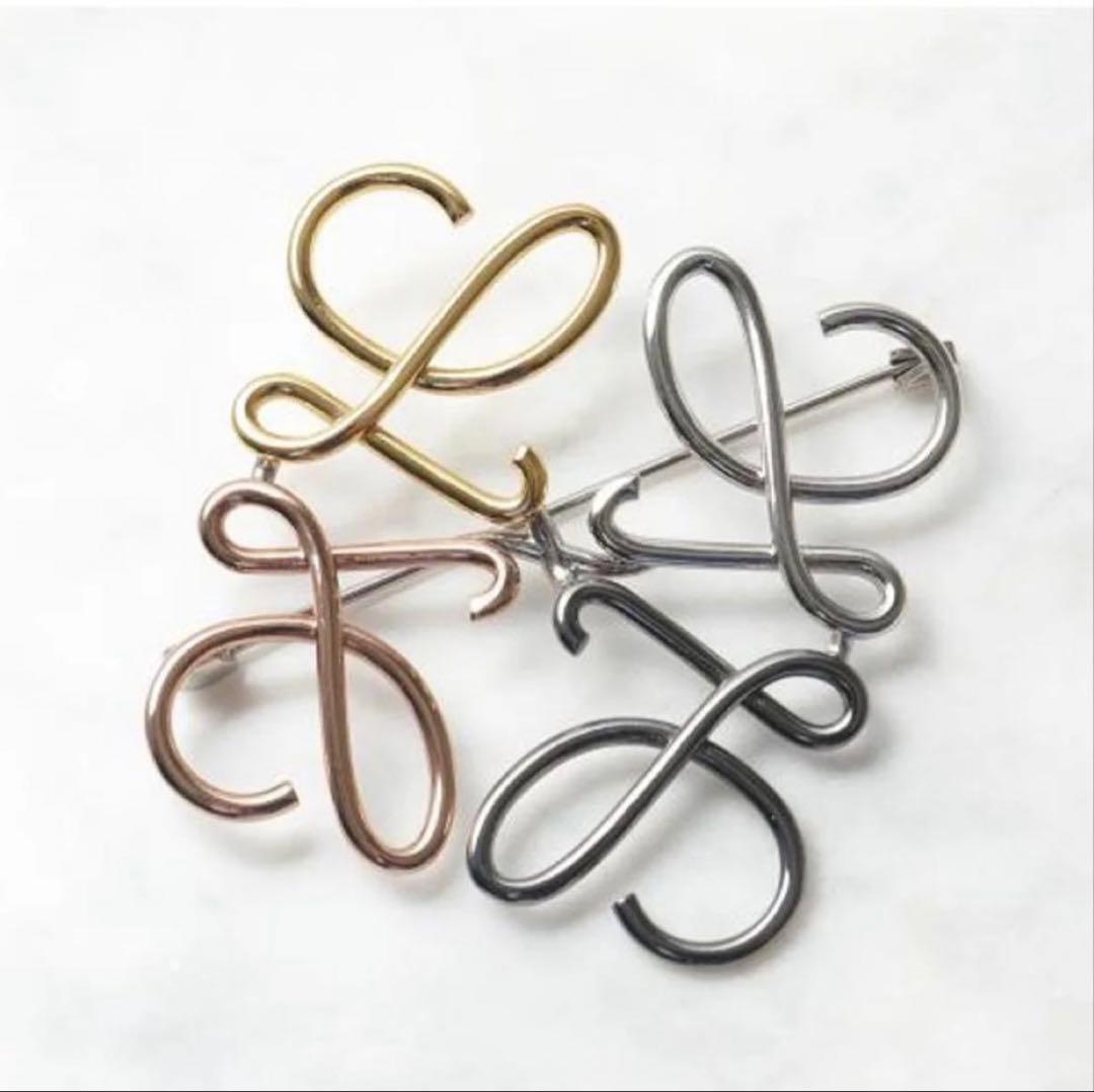 LOEWE アナグラム　ブローチ