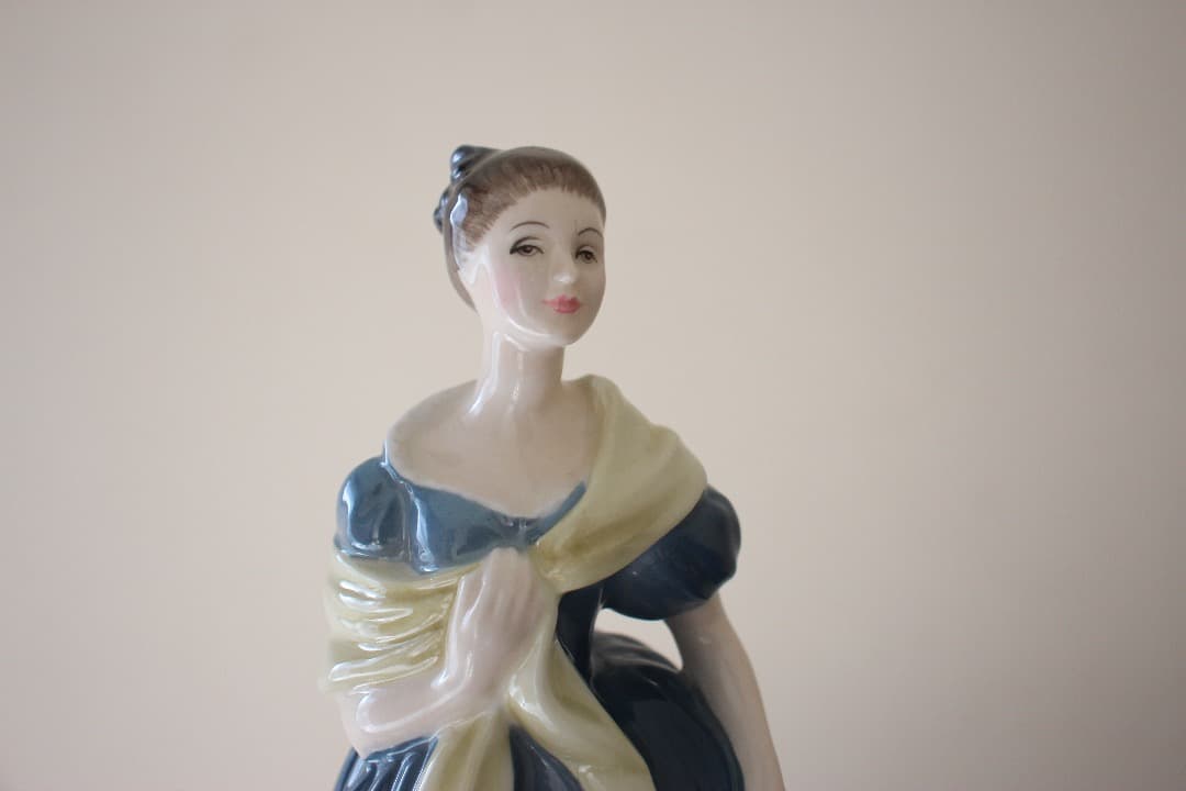 ロイヤルドルトン　フィギュリン　陶器人形　アドリアン