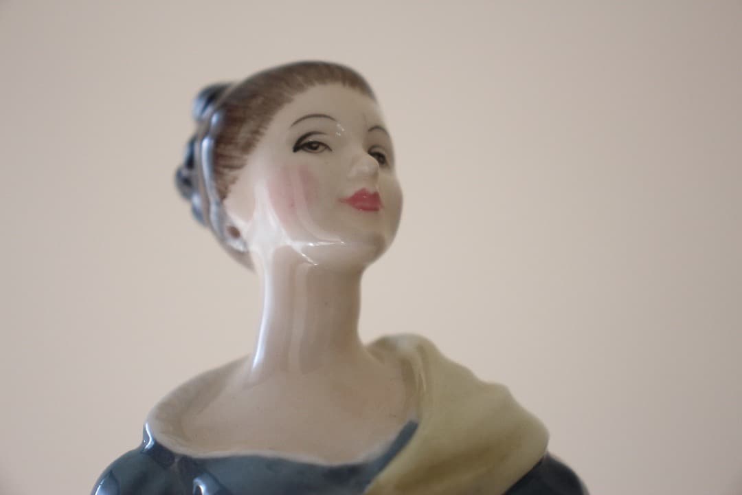 ロイヤルドルトン　フィギュリン　陶器人形　アドリアン