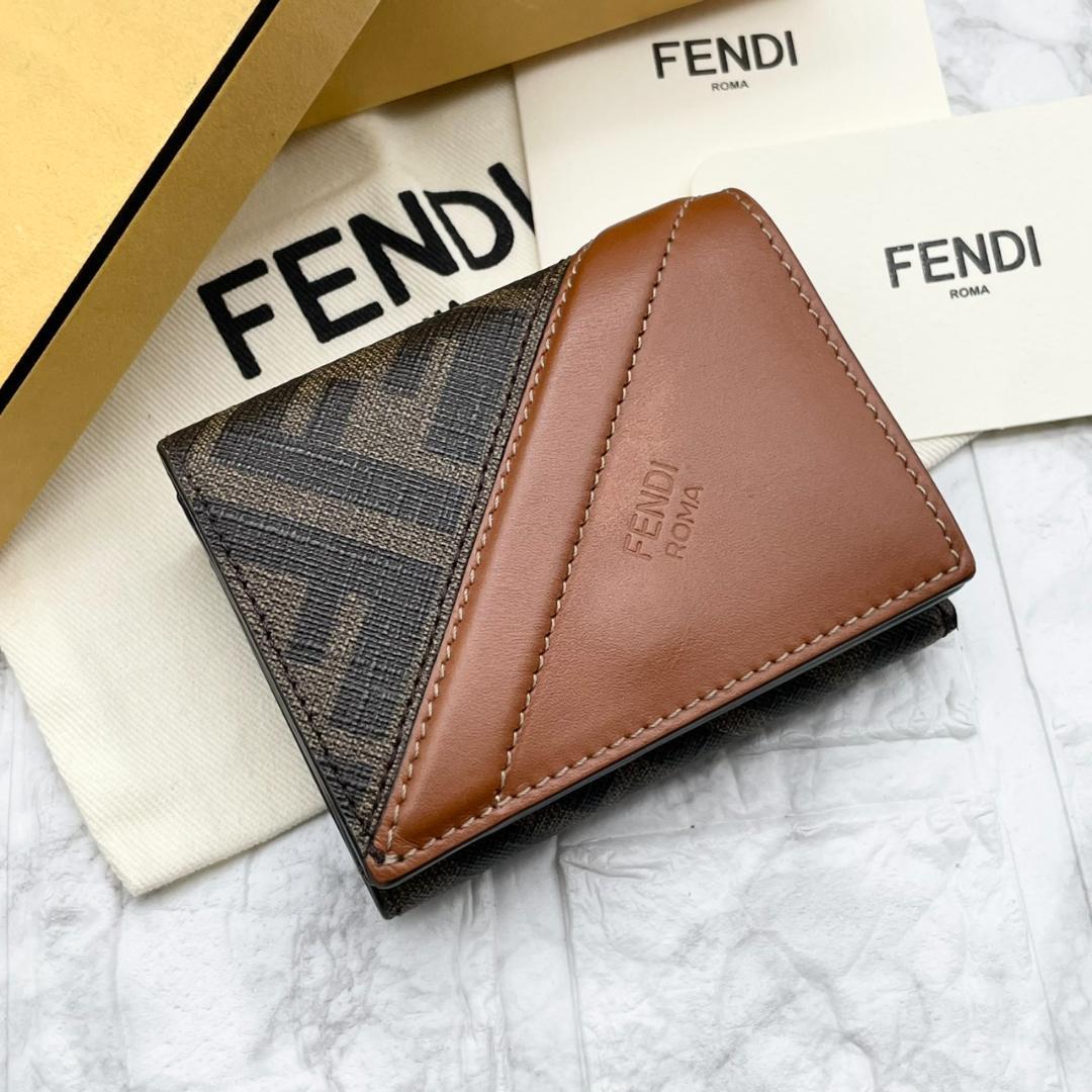 極美品✨️FENDI フェンディ 三つ折り財布 ズッカ レザー PVC 総柄