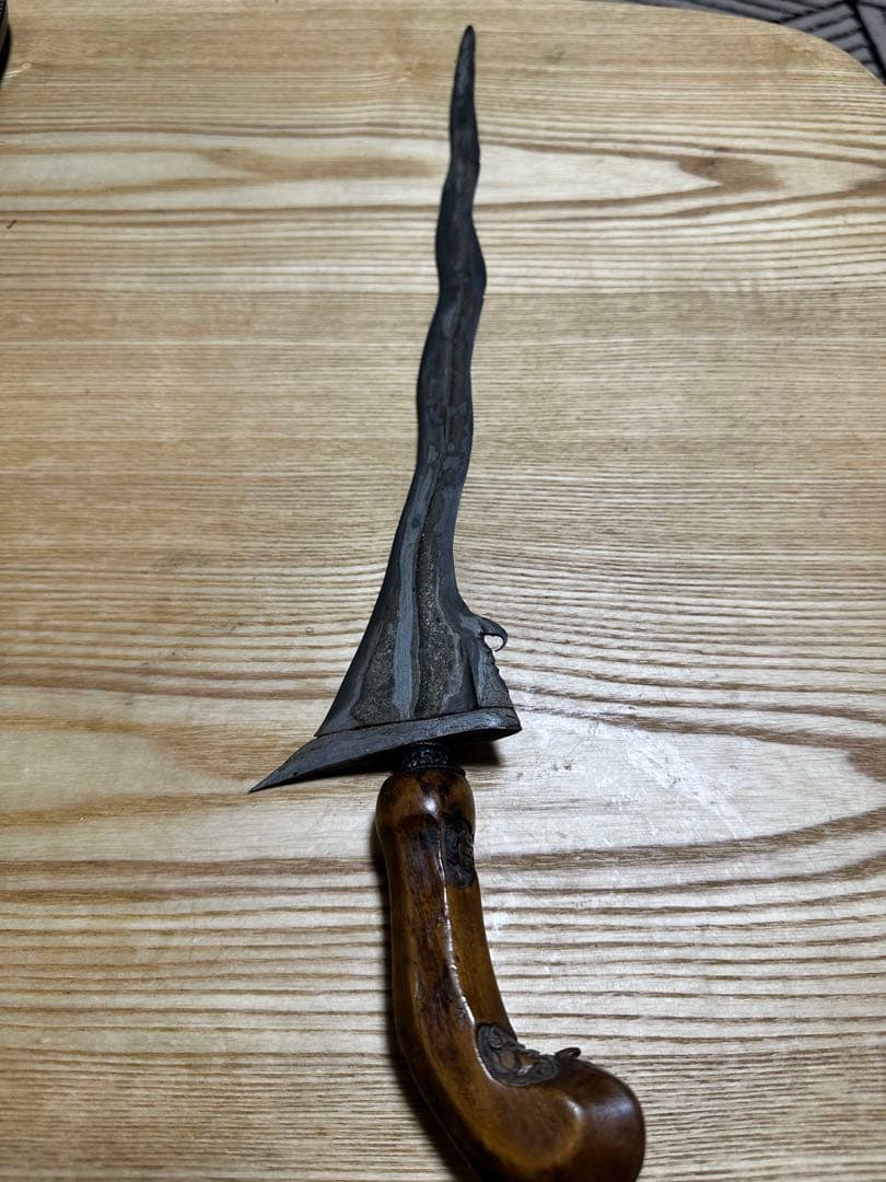波状の刃のダガー　クリス　インドネシア