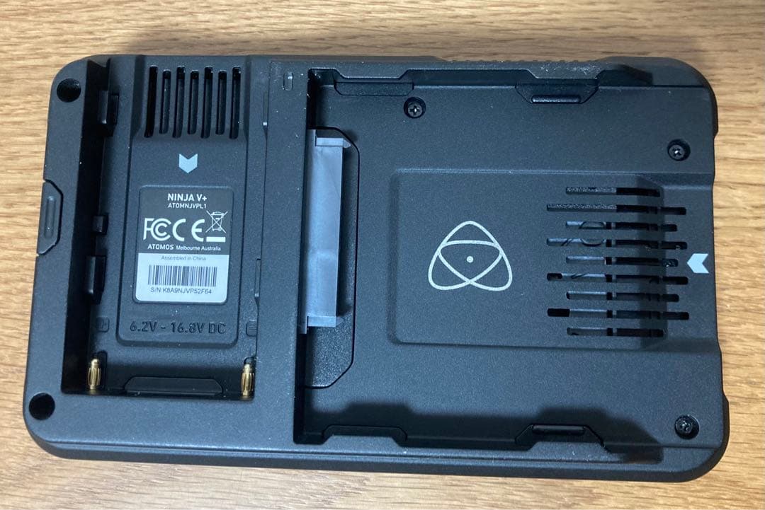 値下げ「Atomos ninja v+」「 純正バッテリー3個とアクセサリー」