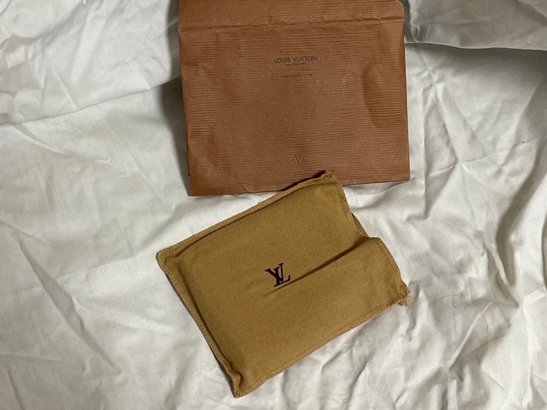 Louis Vuitton 赤 レザー エナメル 二つ折り財布