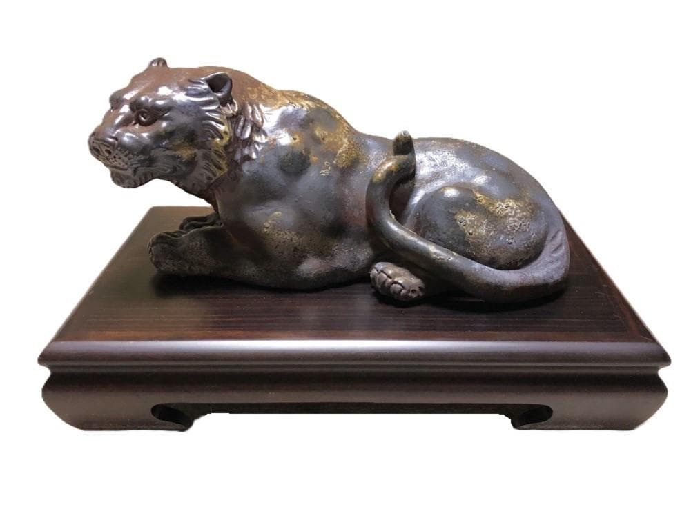 【 備前焼伏虎置物 】　鈴木黄弌造　陶印　黒檀木台付