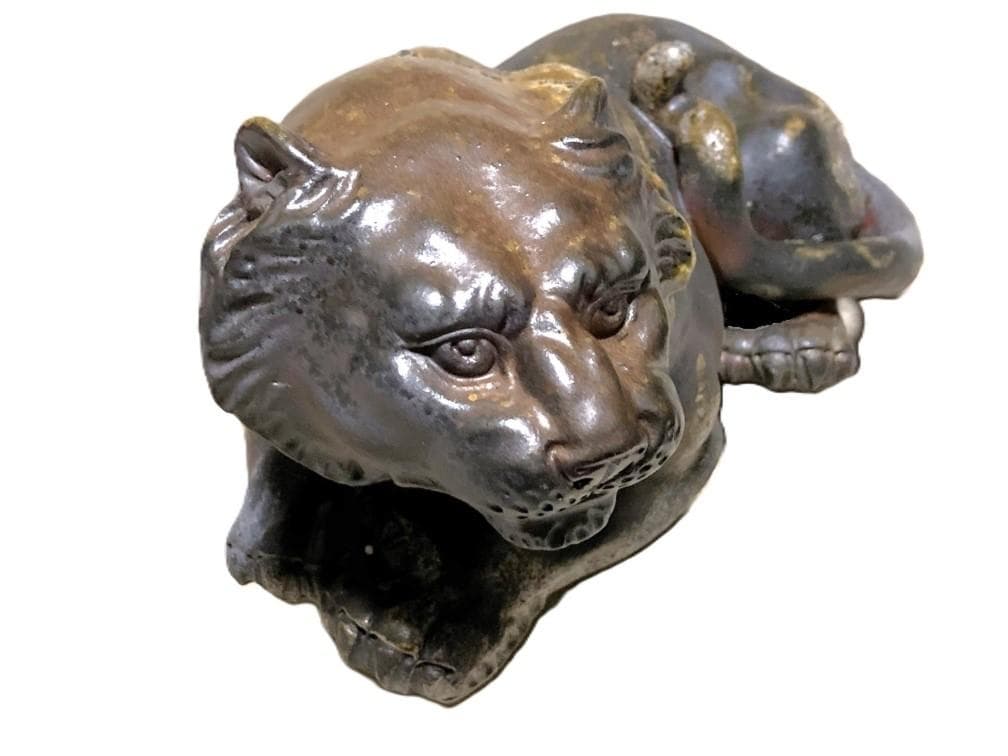 【 備前焼伏虎置物 】　鈴木黄弌造　陶印　黒檀木台付