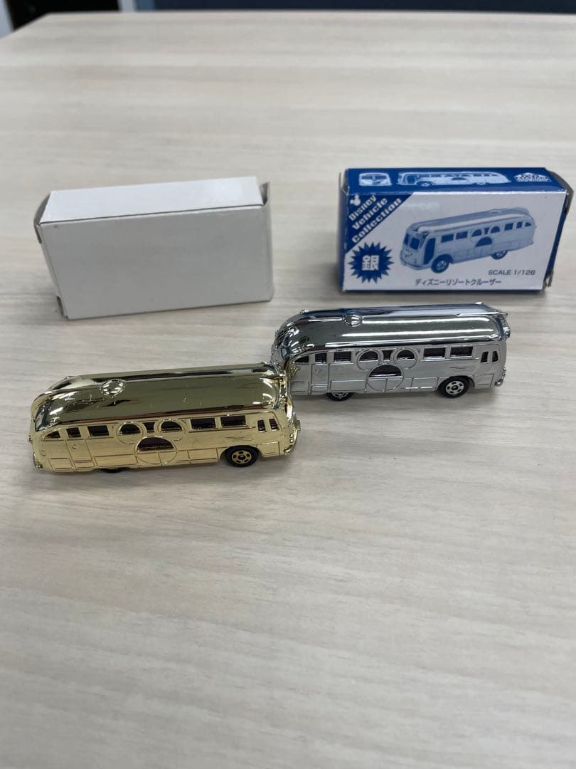 トミカ　ディズニーリゾートクルーザー　ゴールド　シルバーの2台セット
