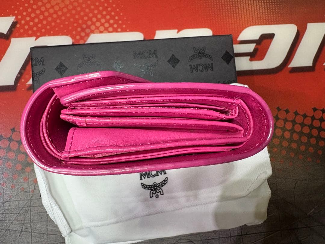 【新品】MCM ピンク ゴールドロゴ金具 三つ折り財布